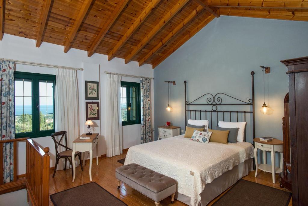 1 dormitorio con 1 cama, mesa y sillas en Ermioni's Cottage by Konnect, Agios Markos, en Ágios Márkos