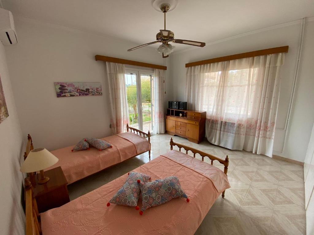 a bedroom with two beds and a window at La casa di Costa in Dhorizáta