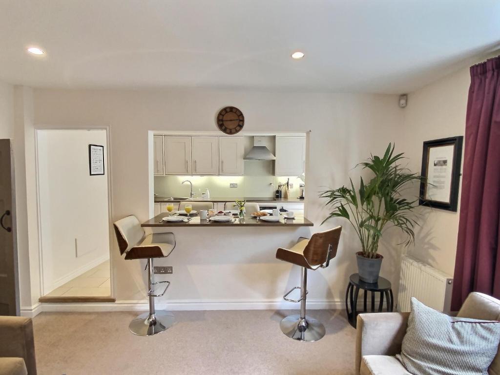 een keuken en een woonkamer met een aanrecht en stoelen bij The Barbican in York