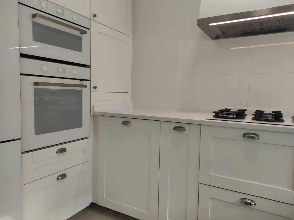 A kitchen or kitchenette at Precioso ático en edificio Nuevo Juzgado
