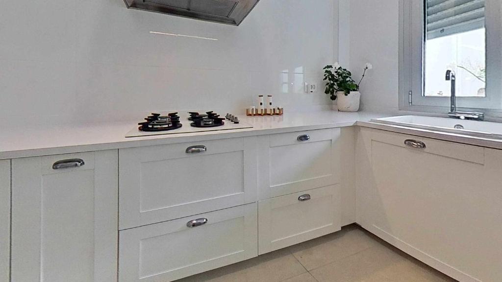 A kitchen or kitchenette at Precioso ático en edificio Nuevo Juzgado