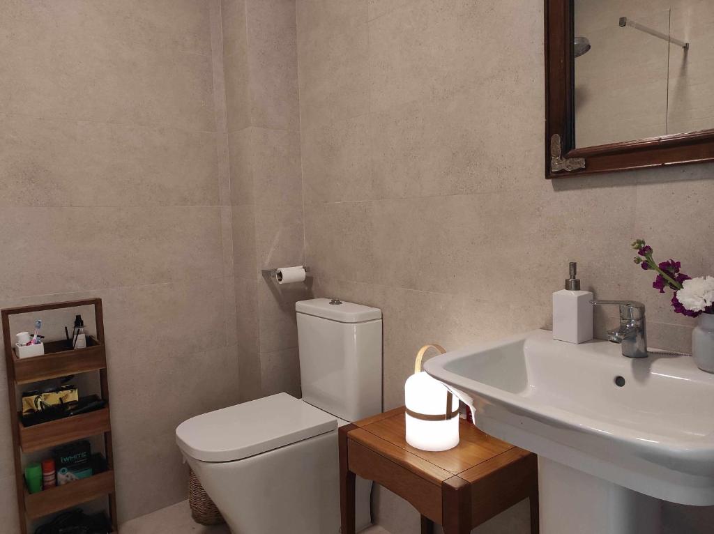 A bathroom at Precioso ático en edificio Nuevo Juzgado