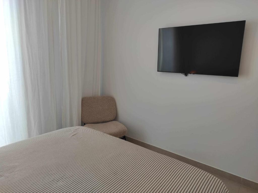 A television and/or entertainment centre at Precioso ático en edificio Nuevo Juzgado