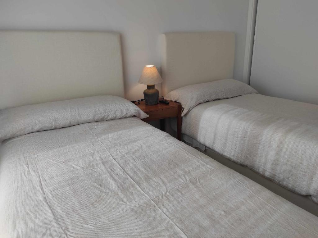 A bed or beds in a room at Precioso ático en edificio Nuevo Juzgado
