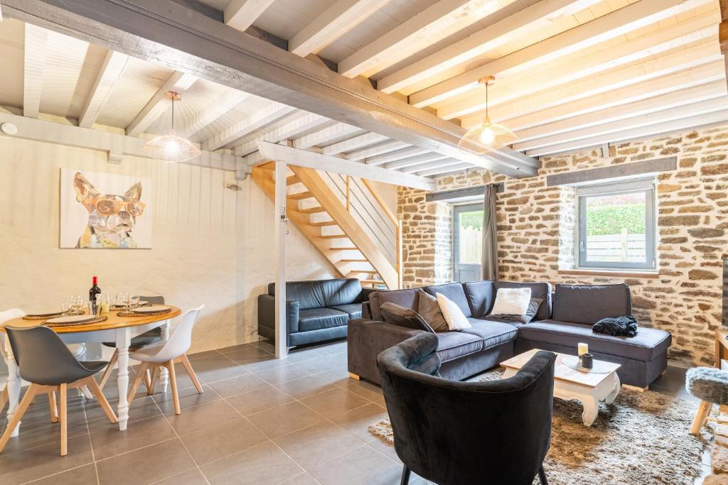 ein Wohnzimmer mit einem Sofa und einem Tisch in der Unterkunft Bel Even in Plouër-sur-Rance