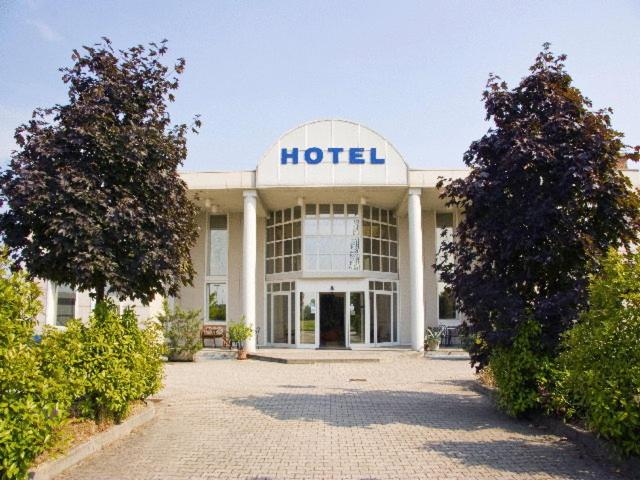 un hôtel avec un panneau à l'avant dans l'établissement Eurhotel, à Fontevivo
