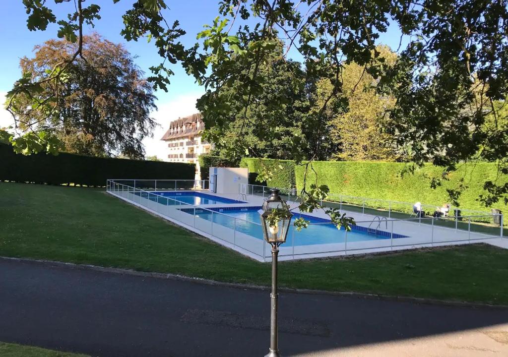 Bazén v ubytování Le Greenwich nebo v jeho okolí