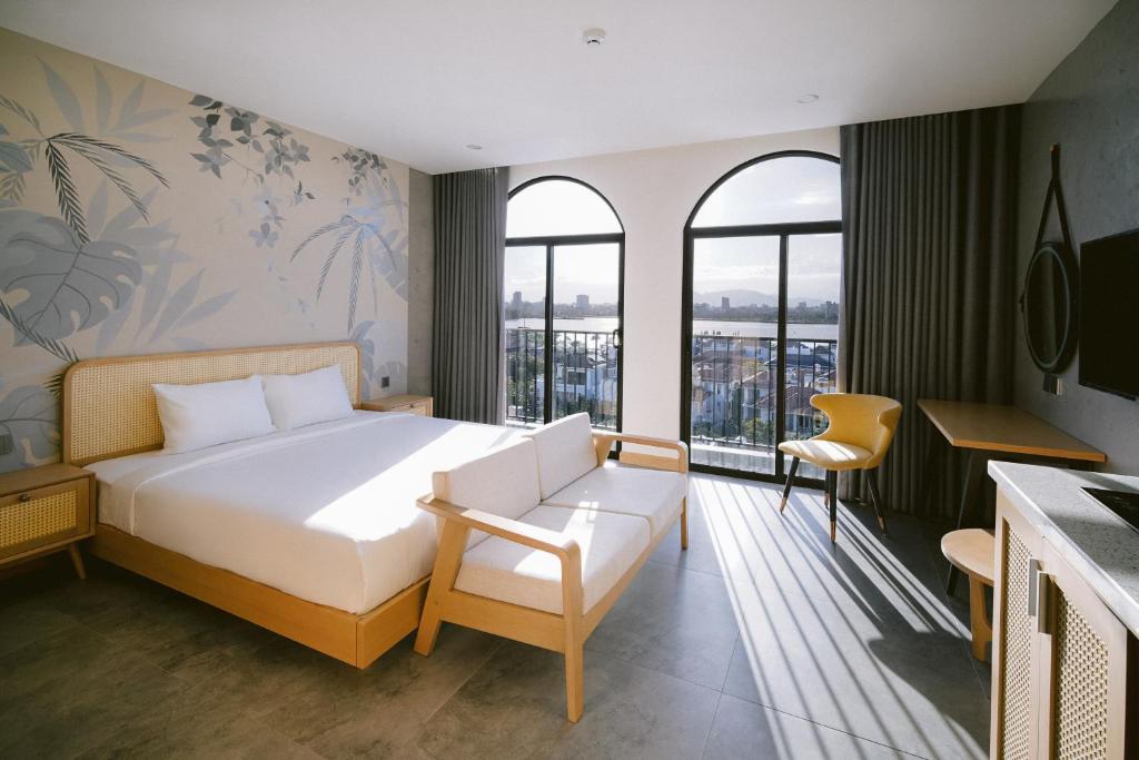 a hotel room with a bed and a desk at SHI HOUSE by Haviland in Danang