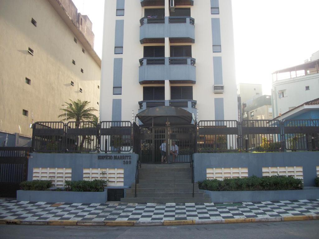 a building with a staircase in front of a building at Apartamento Praia da Enseada in Guarujá