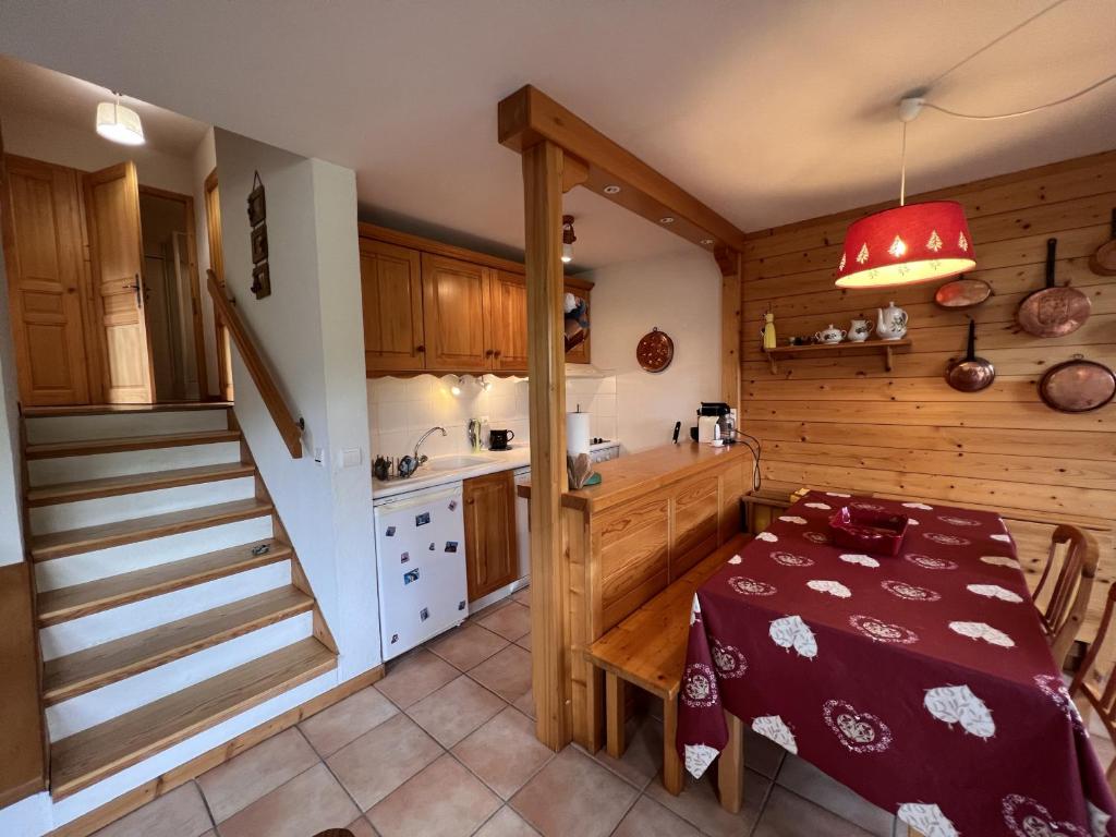- une cuisine avec une table dans une pièce dans l'établissement Tendieu Soleil B - Appartement dans chalet, vue montagnes, à La Clusaz