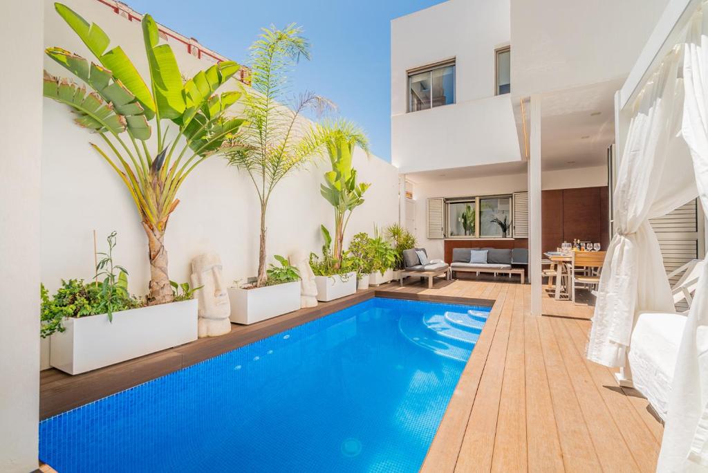 a swimming pool in the middle of a house with plants at VLVilla - Villa de lujo en Valencia con piscina privada y sala de cine in Burjassot