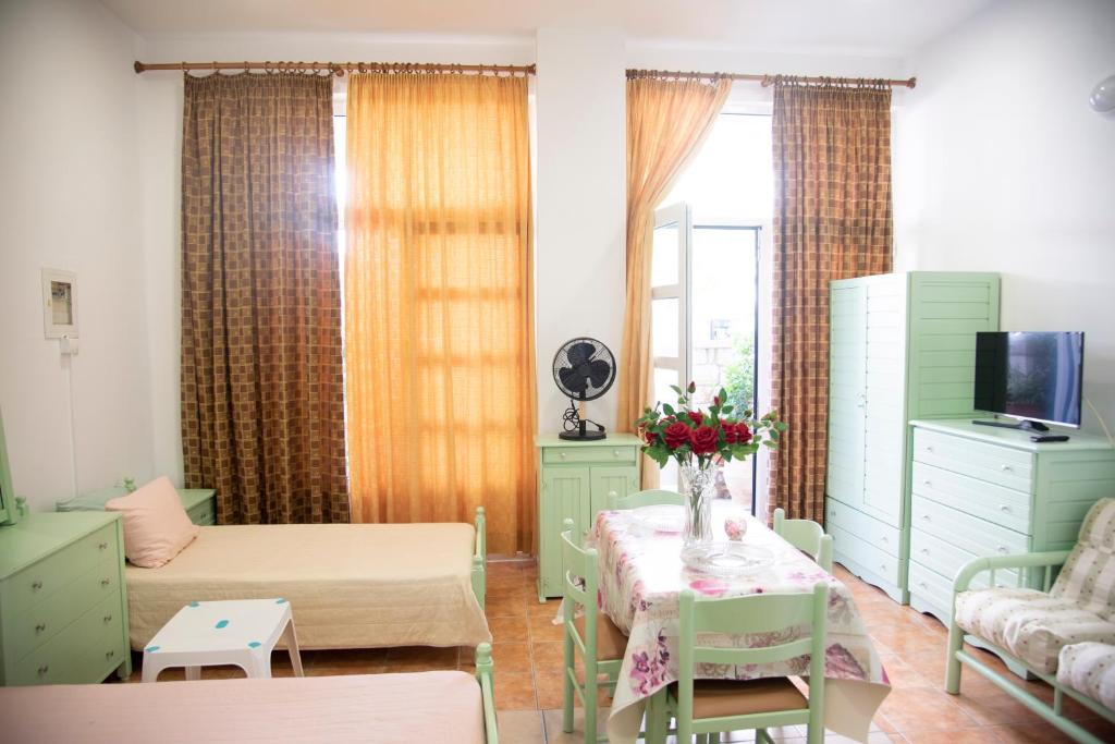 TV a/nebo společenská místnost v ubytování STAVROS Studio Apartment in kos town