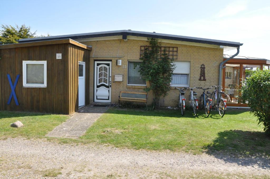 a house with two bikes parked in front of it at Leuchttürmchen in Marienleuchte