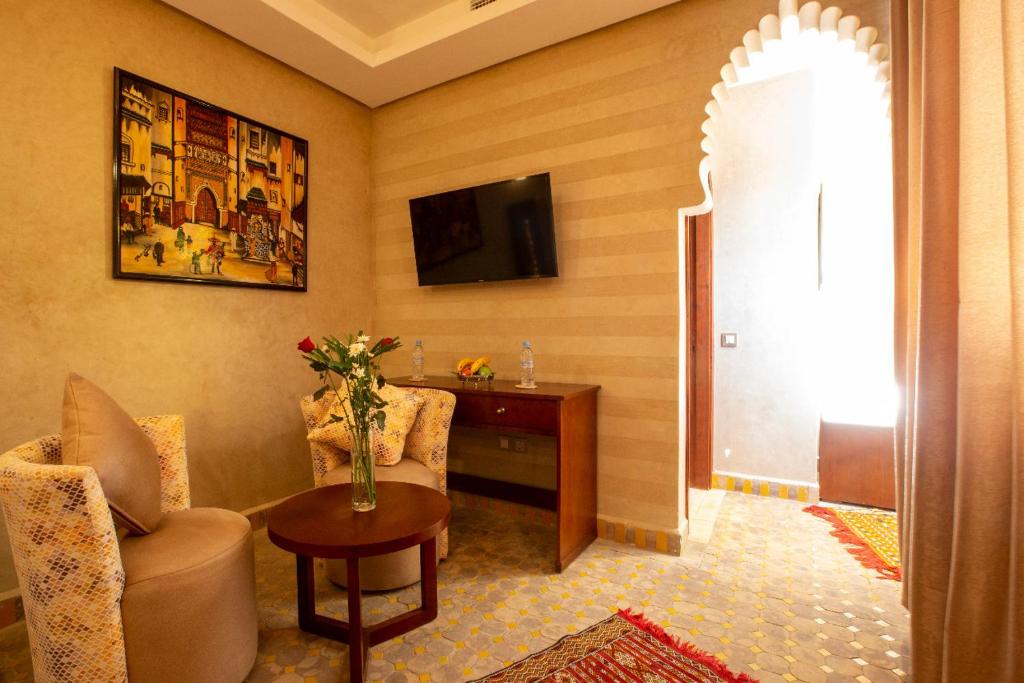 Riad Al mazhar的电视和/或娱乐中心