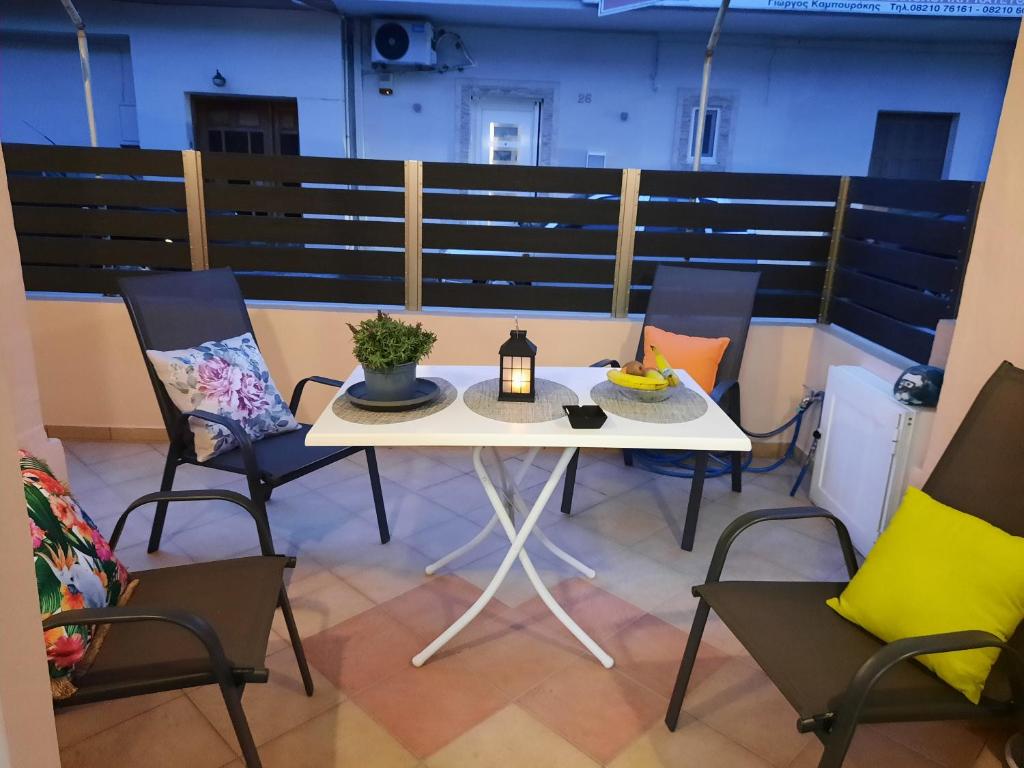 A seating area at Pavlos Apartment