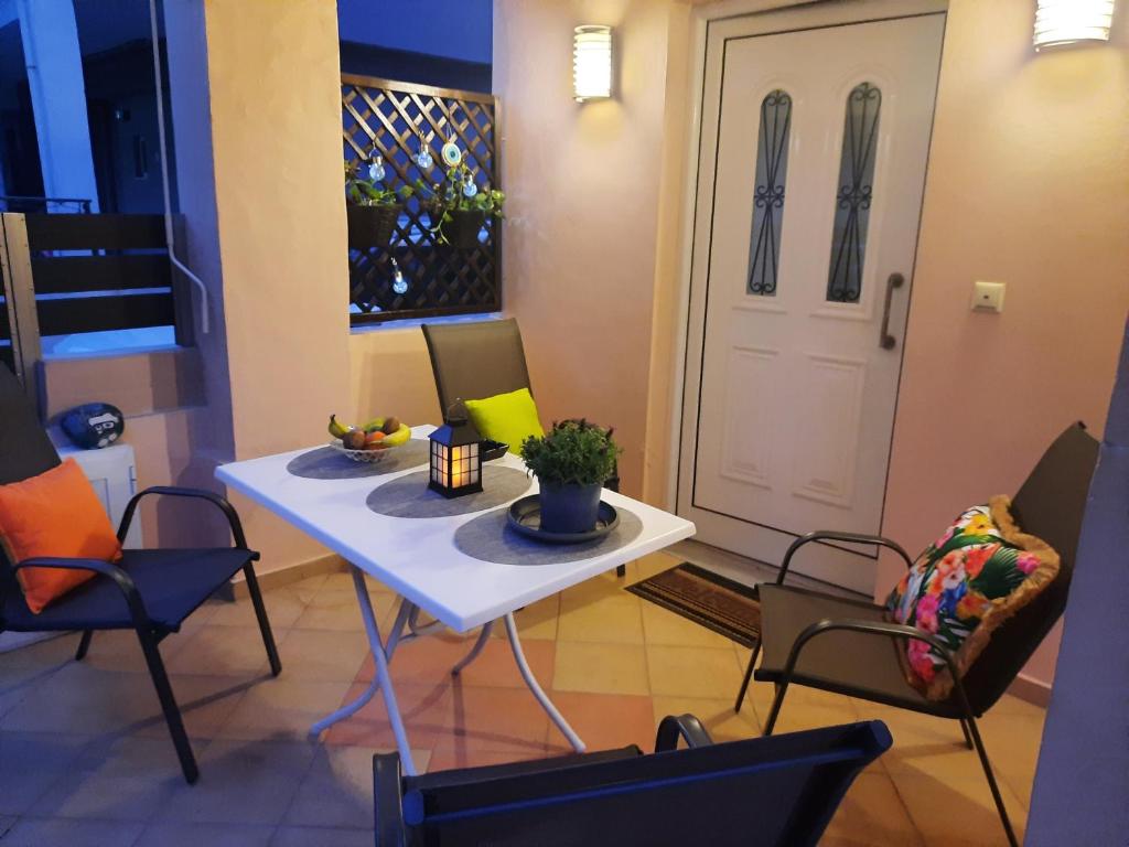 A seating area at Pavlos Apartment
