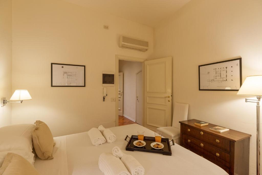 A bed or beds in a room at Big apartment a stone's throw from the Duomo