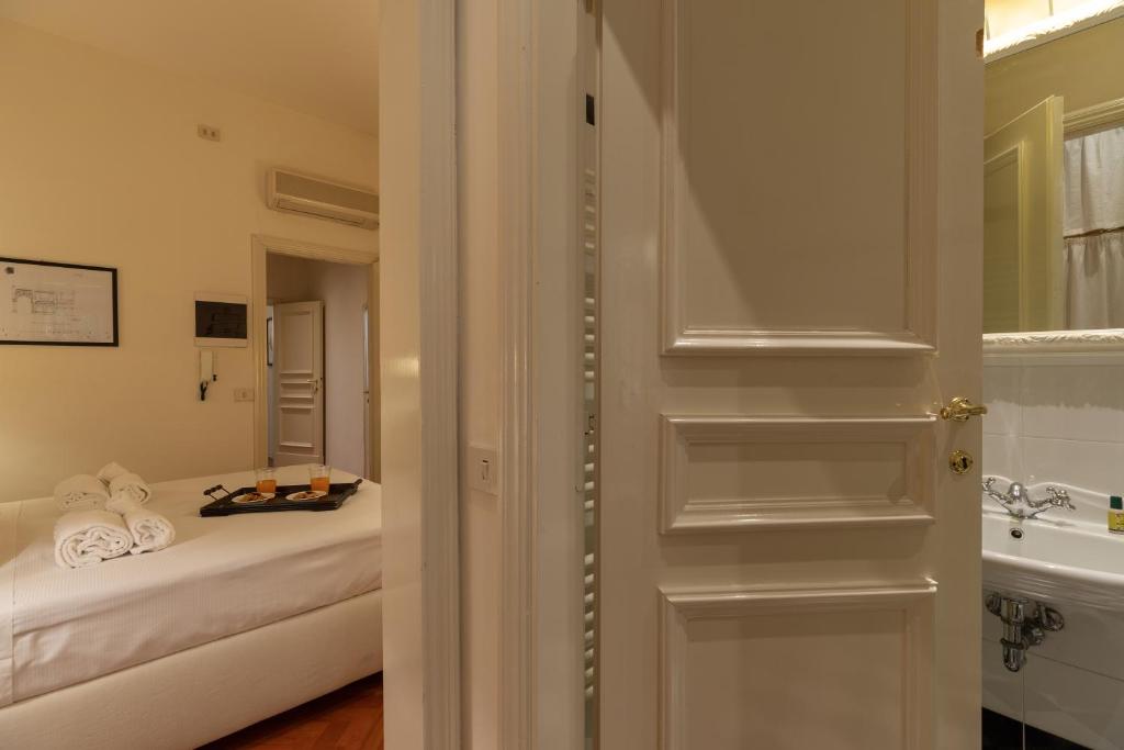 A bathroom at Big apartment a stone's throw from the Duomo