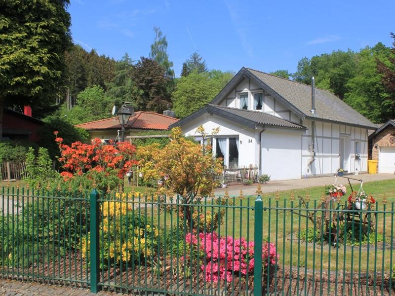 une clôture devant une maison fleurie dans l'établissement Villa Hammertal, à Simmerath