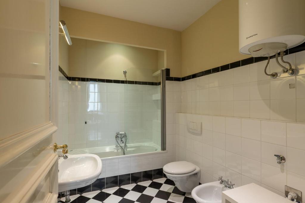 A bathroom at Big apartment a stone's throw from the Duomo