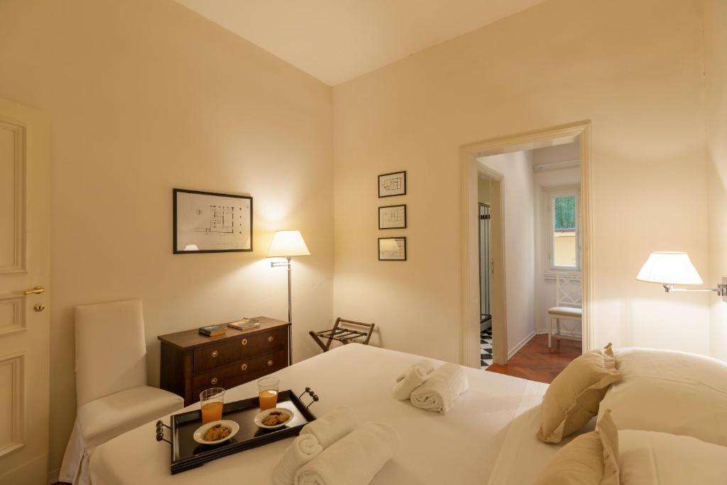 A bed or beds in a room at Big apartment a stone's throw from the Duomo