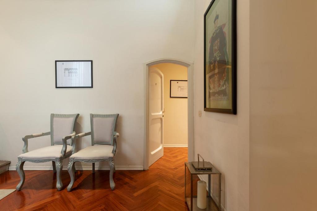 A seating area at Big apartment a stone's throw from the Duomo