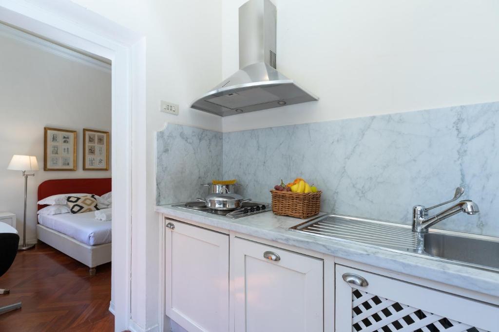 A kitchen or kitchenette at Big apartment a stone's throw from the Duomo