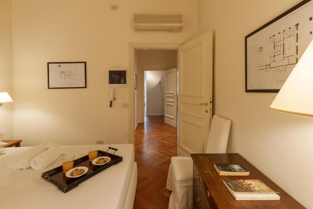 A bed or beds in a room at Big apartment a stone's throw from the Duomo