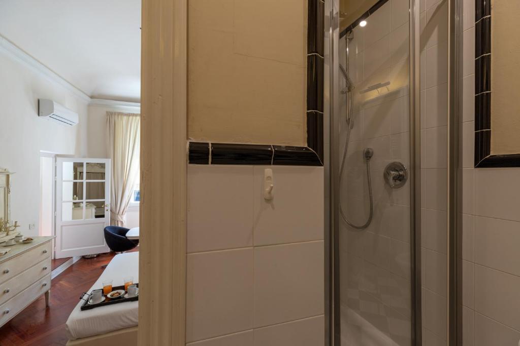 A bathroom at Big apartment a stone's throw from the Duomo