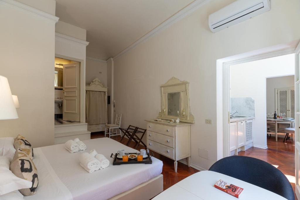 A bed or beds in a room at Big apartment a stone's throw from the Duomo