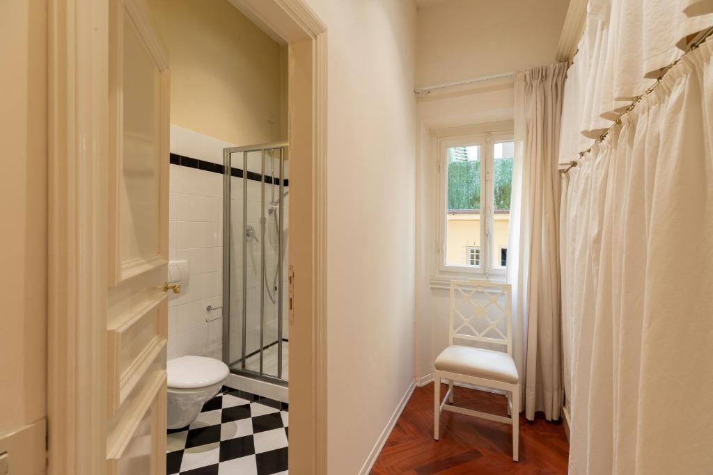 A bathroom at Big apartment a stone's throw from the Duomo