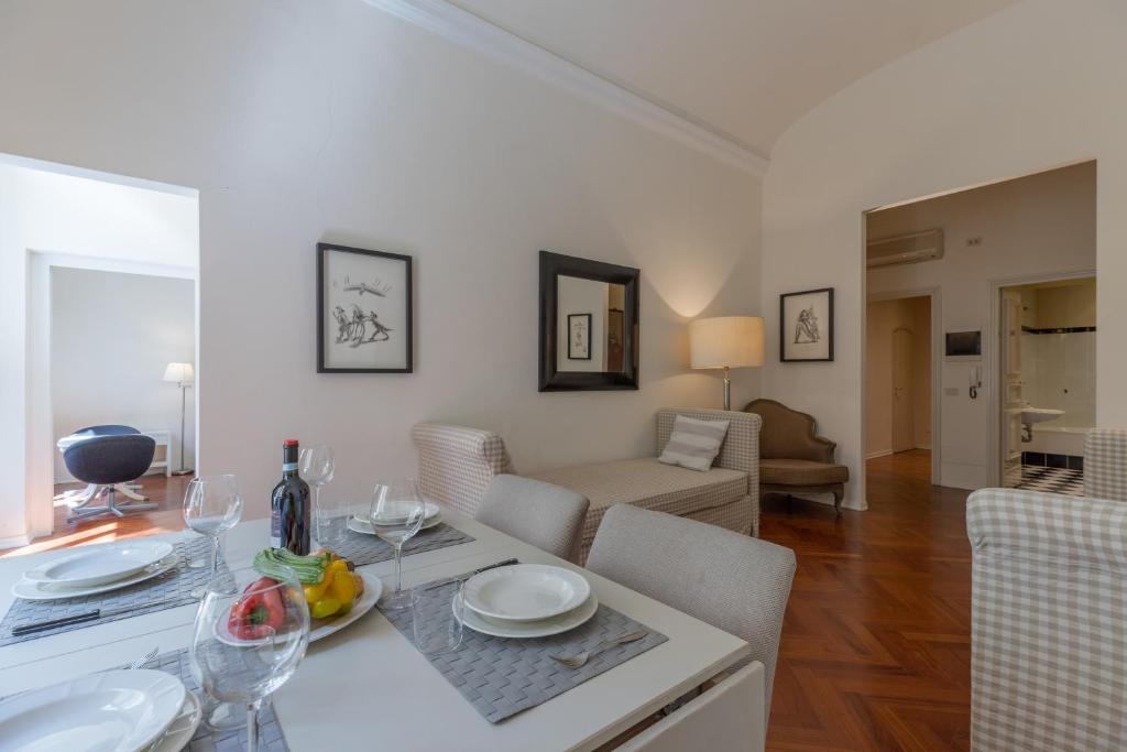 A seating area at Big apartment a stone's throw from the Duomo