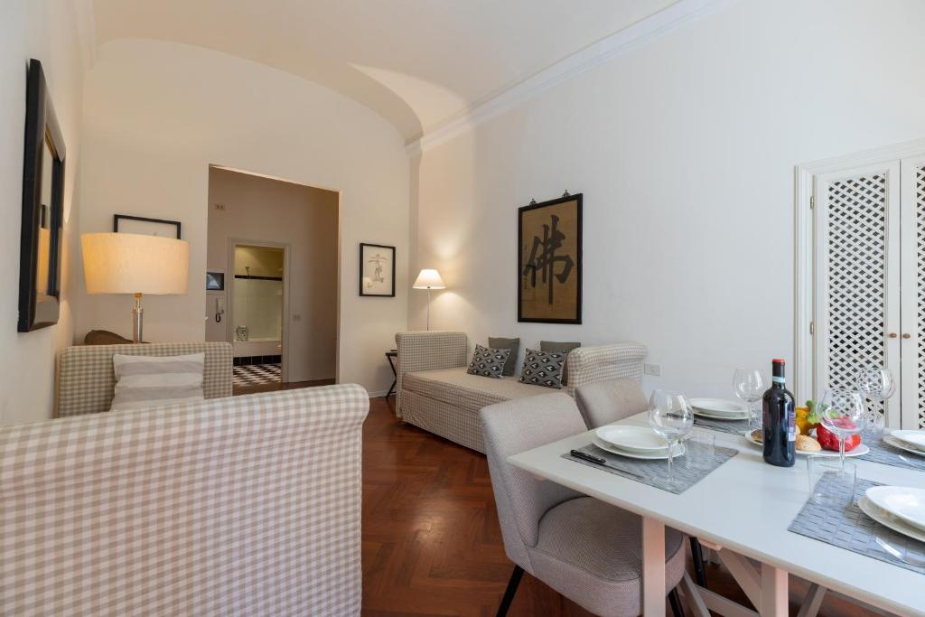 A seating area at Big apartment a stone's throw from the Duomo