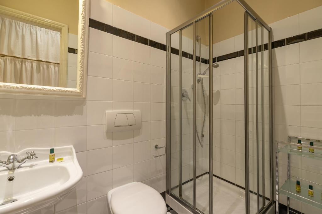 A bathroom at Big apartment a stone's throw from the Duomo