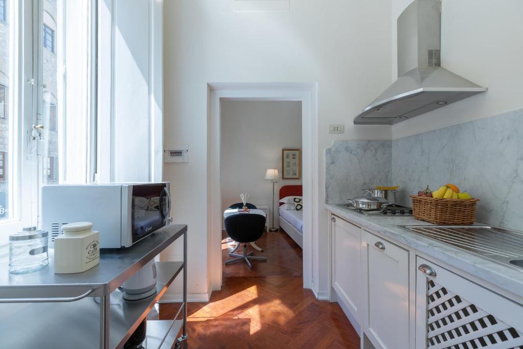 A kitchen or kitchenette at Big apartment a stone's throw from the Duomo