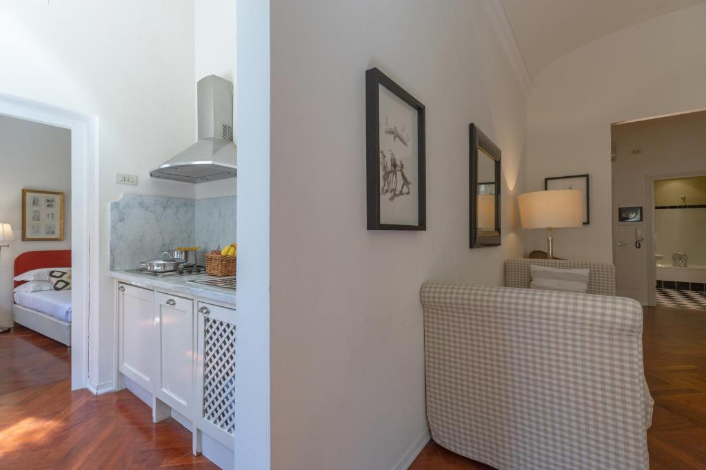 A kitchen or kitchenette at Big apartment a stone's throw from the Duomo