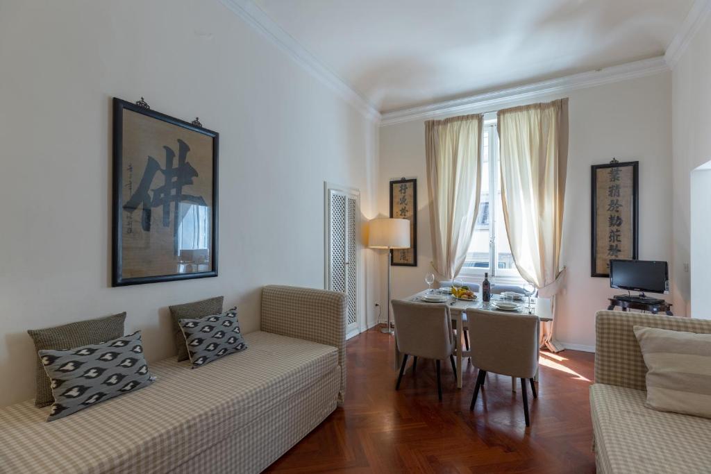 A seating area at Big apartment a stone's throw from the Duomo