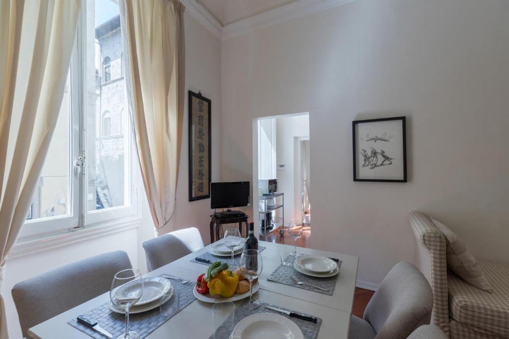 A television and/or entertainment centre at Big apartment a stone's throw from the Duomo