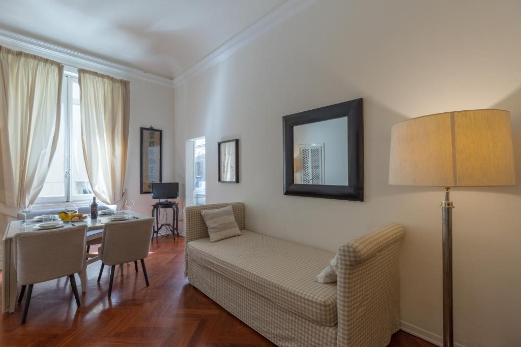 A seating area at Big apartment a stone's throw from the Duomo