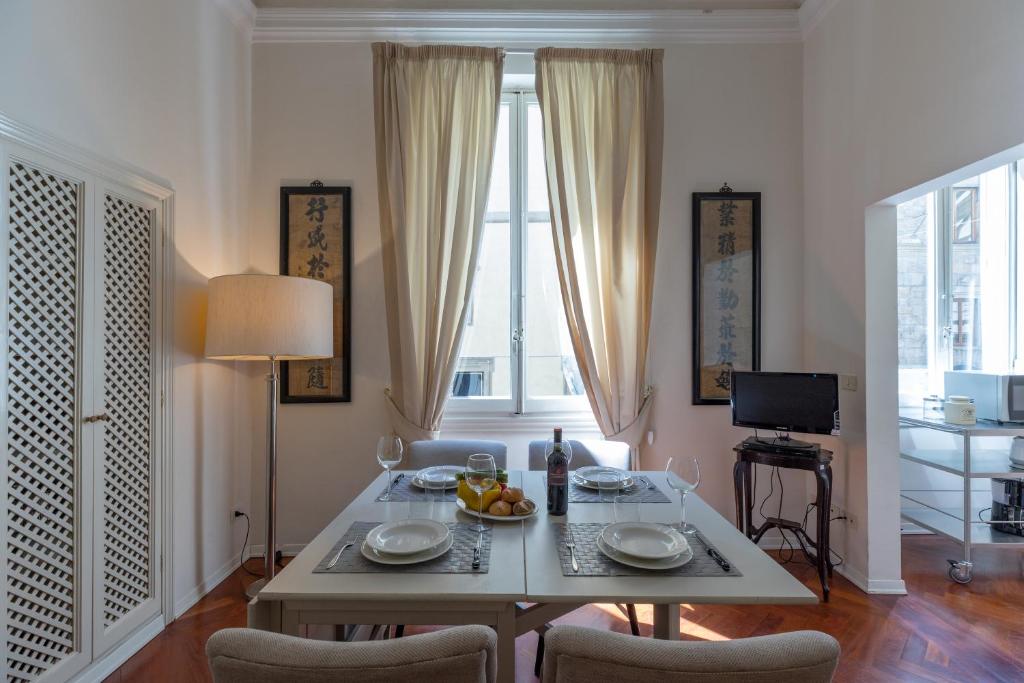 A seating area at Big apartment a stone's throw from the Duomo