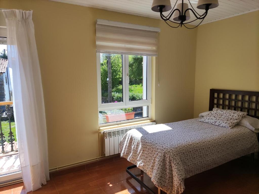 A bed or beds in a room at Casa Rural La Rasilla