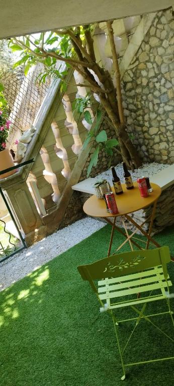 Ogród w obiekcie LE COSY Joli F2 proche gare, Arénes avec terrasse privée