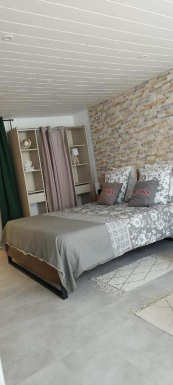 Łóżko lub łóżka w pokoju w obiekcie LE COSY Joli F2 proche gare, Arénes avec terrasse privée