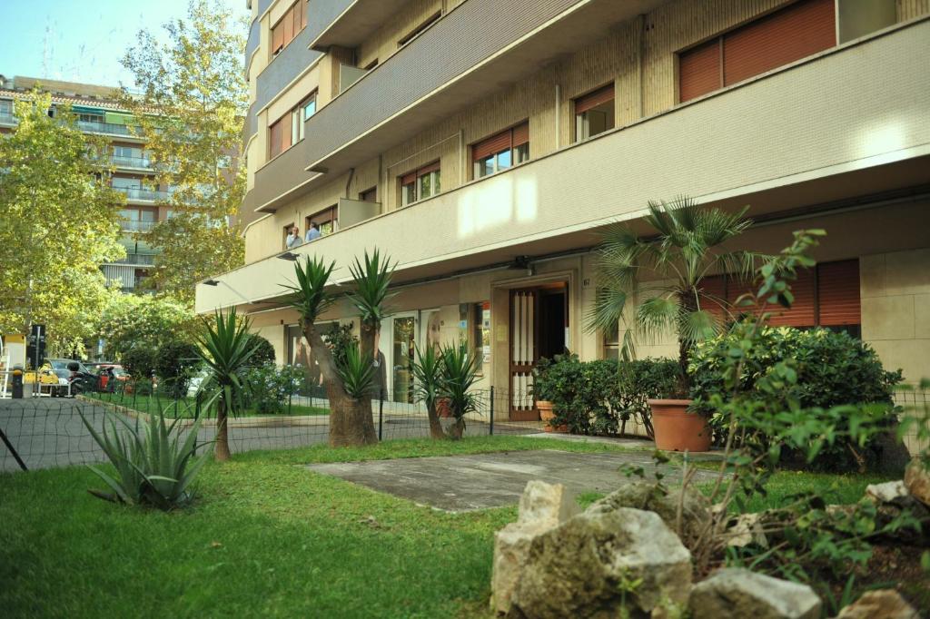 budynek z ogrodem przed nim w obiekcie Vatican Holiday Home w Rzymie