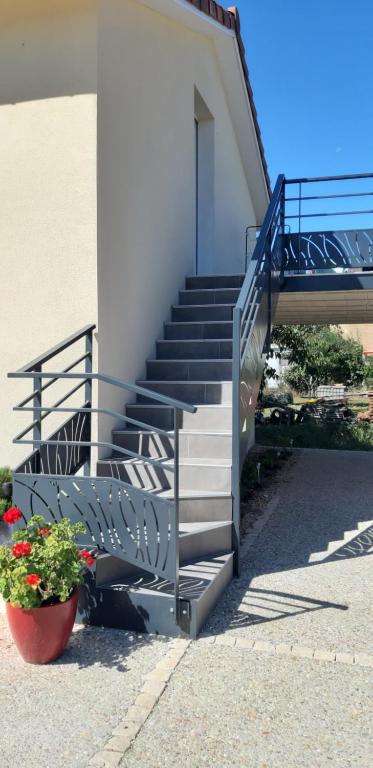 una rampa di scale accanto a un edificio con una pianta di Chez AGNES a Lunan