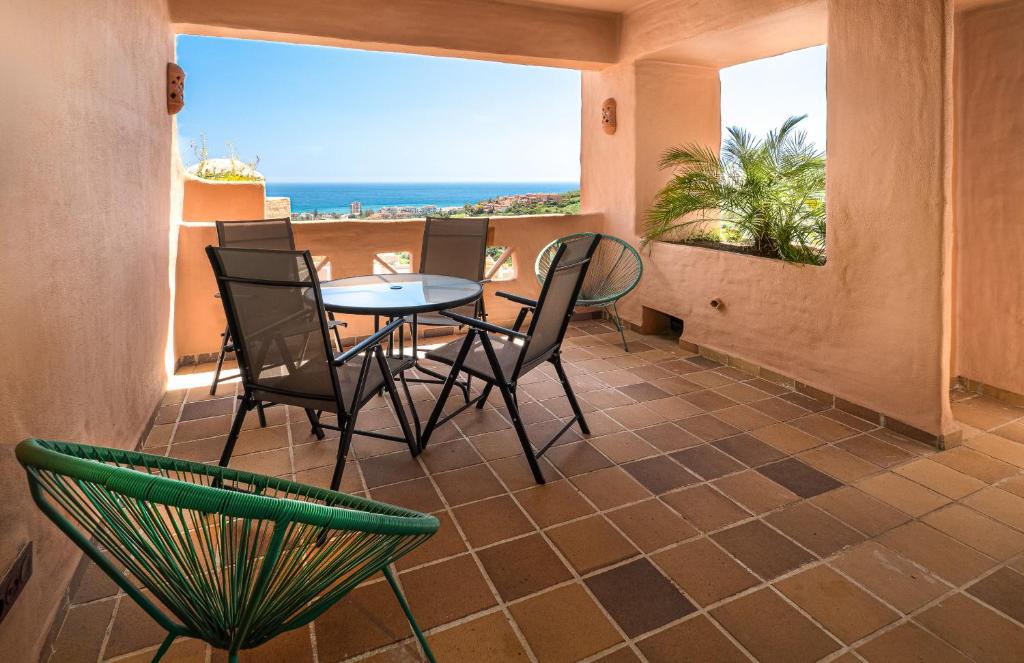 d'un balcon avec une table et des chaises donnant sur l'océan. dans l'établissement Coto Real 2378 Splendid views, à Manilva