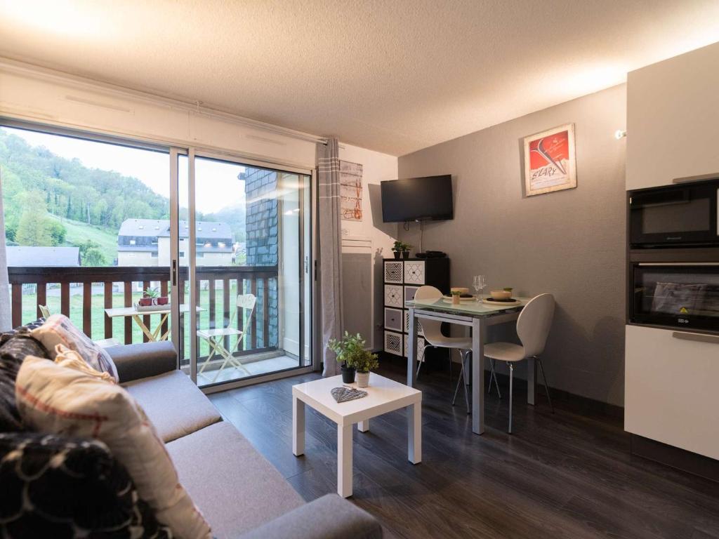un salon avec un canapé et une table dans l'établissement Appartement rénové 4 personnes calme proche centre Saint-Lary - FR-1-296-241, à Saint-Lary-Soulan