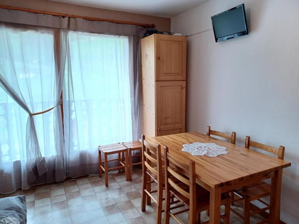 een eetkamer met een houten tafel en een televisie bij Appartement Le Biot, 2 pièces, 6 personnes - FR-1-573-56 in Le Biot