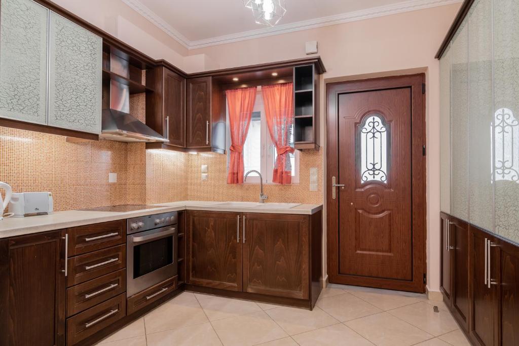 Kuchyň nebo kuchyňský kout v ubytování Taso's Modern House!