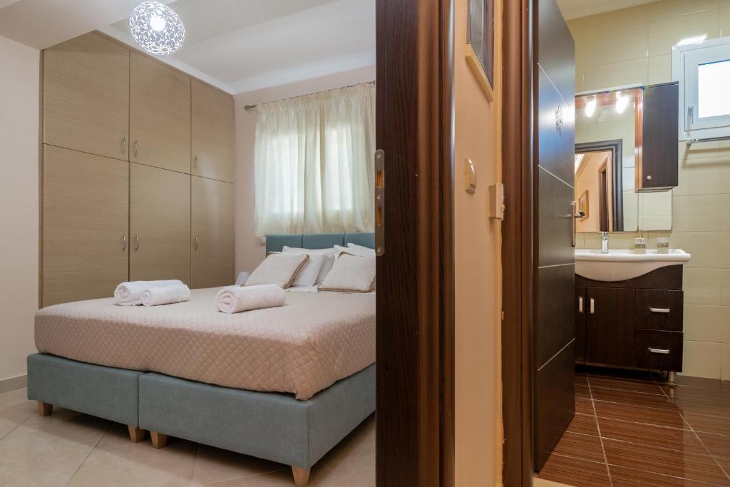 Postel nebo postele na pokoji v ubytování Taso's Modern House!